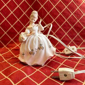 Vintage Lady Figurine Lamp.